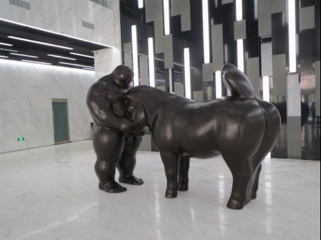 雕塑家申红飙作品海骝马永久落户天津智慧山南塔大堂